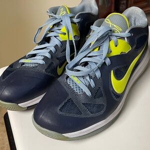 NIKE LEBRON 9 LOW‎ SIZE 13 OBSIDIAN CYBER WHITE BLUE GREY 510811-401